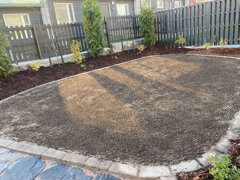 Pienen nurmikon betonikivirajaus